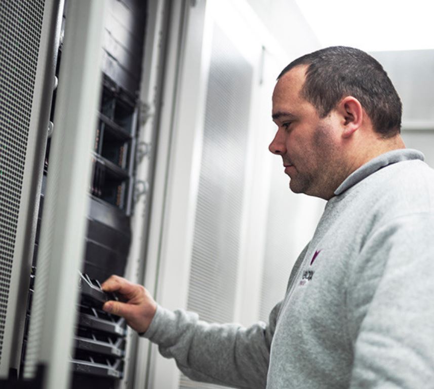 Remote hands engineer in the VeloxServ colocation space